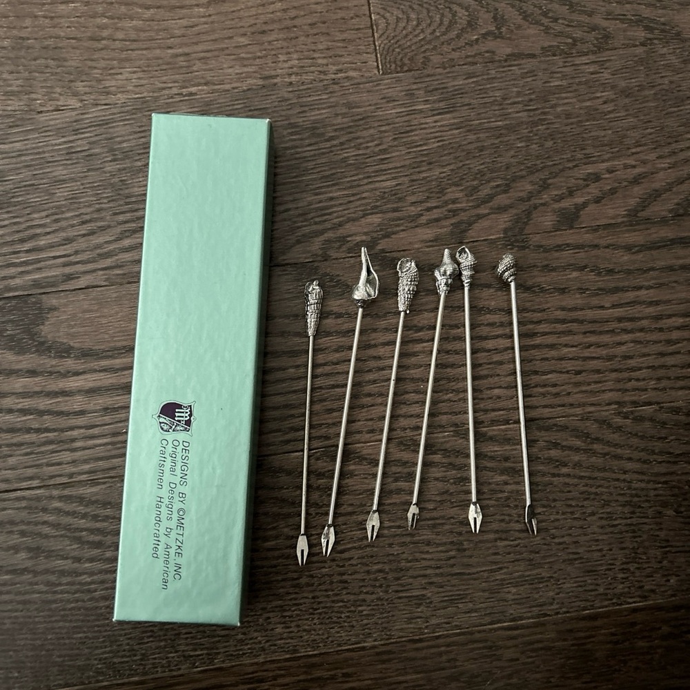 Designs By Metzke, Inc. 6
Antiqued Pewter Seashell
Cocktail Forks 5" Long w/Box!